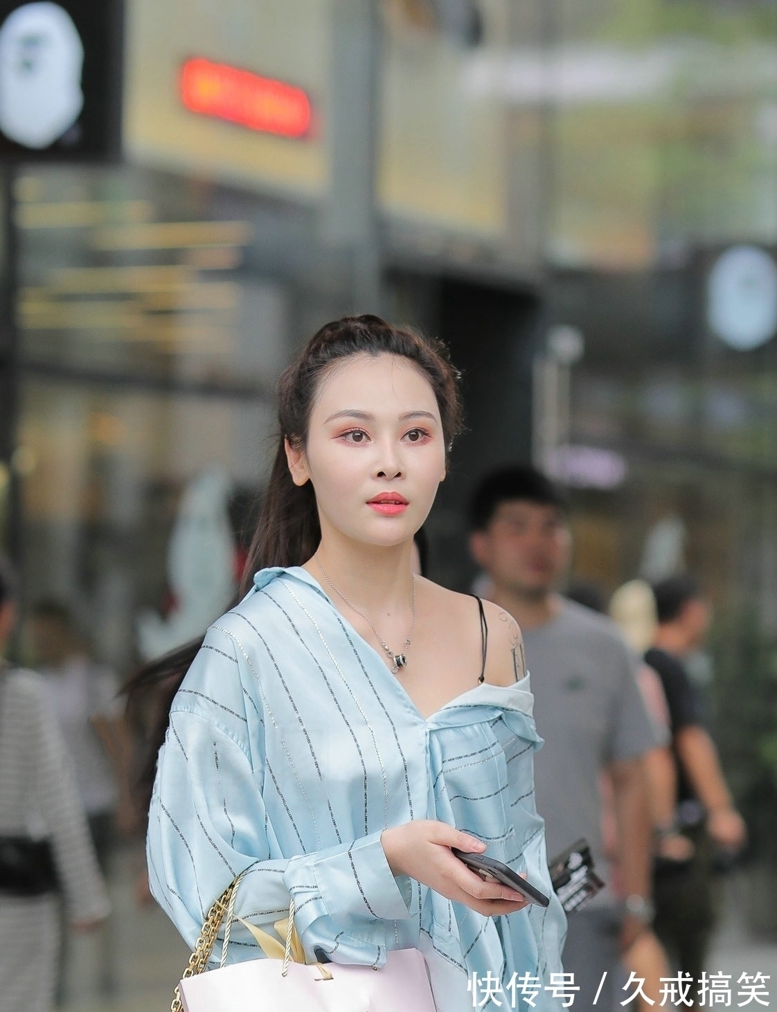 修身 美女选择了一款蓝色长款衬衫,有着非常好的修身效果