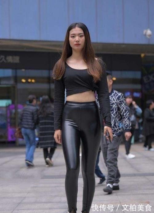 高跟鞋 黑色圆领长袖搭配黑色皮质打底裤,绑带设计,格外的俗气