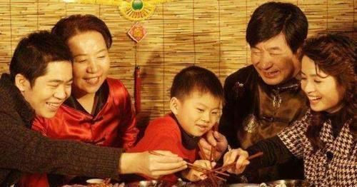 父母|孩子性早熟,多半和父母有关,爱他就别再给他吃这种东西