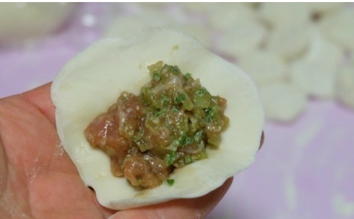 猪肉芹菜馅|冬天最爱吃饺子,妈妈这么调馅,连挑食的女儿都爱吃了!