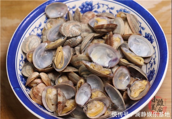 才知道,原来洗花甲不能只加盐,老渔民:教你一招,花蛤疯狂吐沙