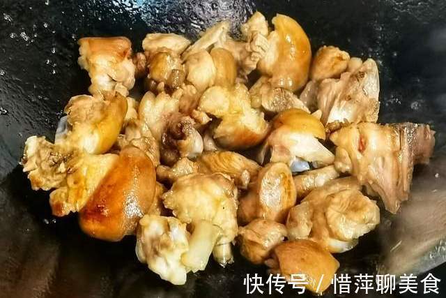 搅拌均匀|炖猪蹄别只会焯水,下锅前多做1步,猪蹄更香更入味,还没腥味