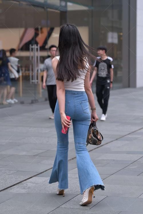 时尚：牛仔裤搭配高筒靴，特别适合身高腿长的女生