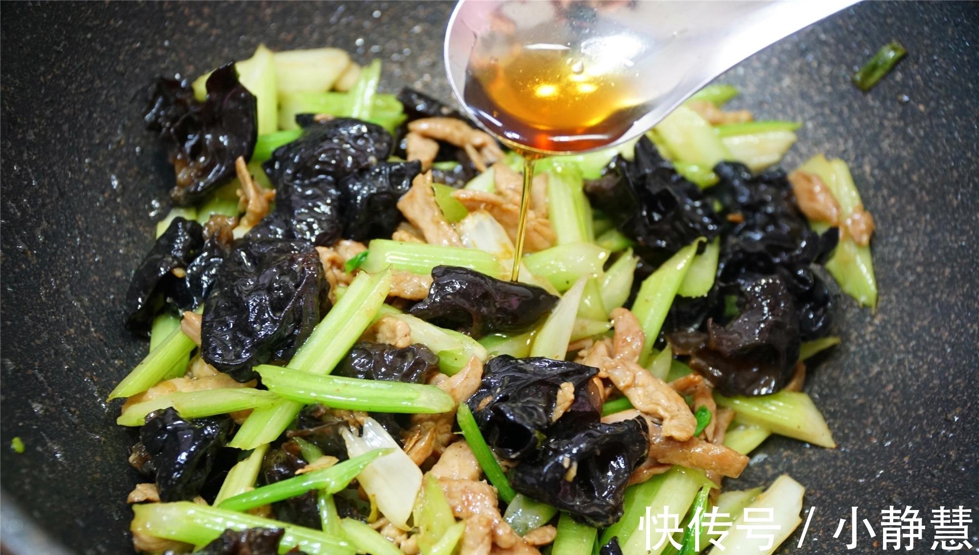 黑木耳|晒晒下班后的晚餐,3个菜不到10元,媳妇说你做素菜比肉菜还香