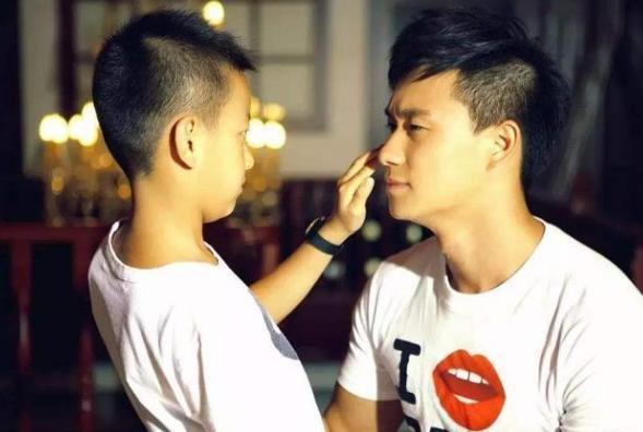 爸爸们|爸爸为哄女儿开心,将自己打扮成“妈妈”,却因太漂亮走红网络