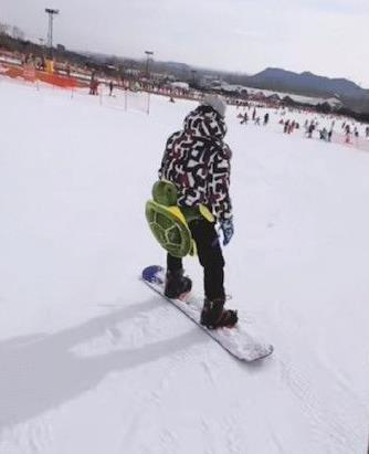 北京冬奥会|太萌了！国乒马龙踩滑板投篮，背“乌龟”滑雪，看样子摔过了