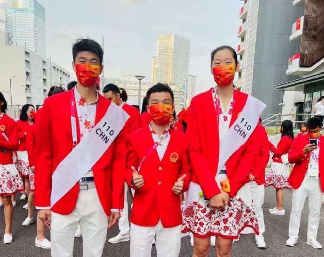 姚明|太美了!中国运动员等待出场,姚明和女篮姑娘合影,多人追星朱婷