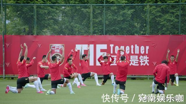 12强赛|国足全新“任务”曝光:全队只有一人缺席,李铁罕见露出笑容