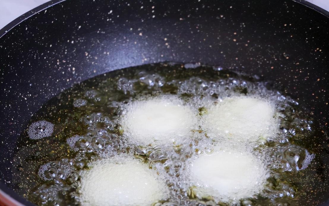 1碗糯米粉加上半勺红糖,做一份好吃解馋的小吃,软糯好吃