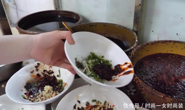 四十多年老面馆煮面用剩菜,天天都是顾客盈门,客人们纷纷夸赞他