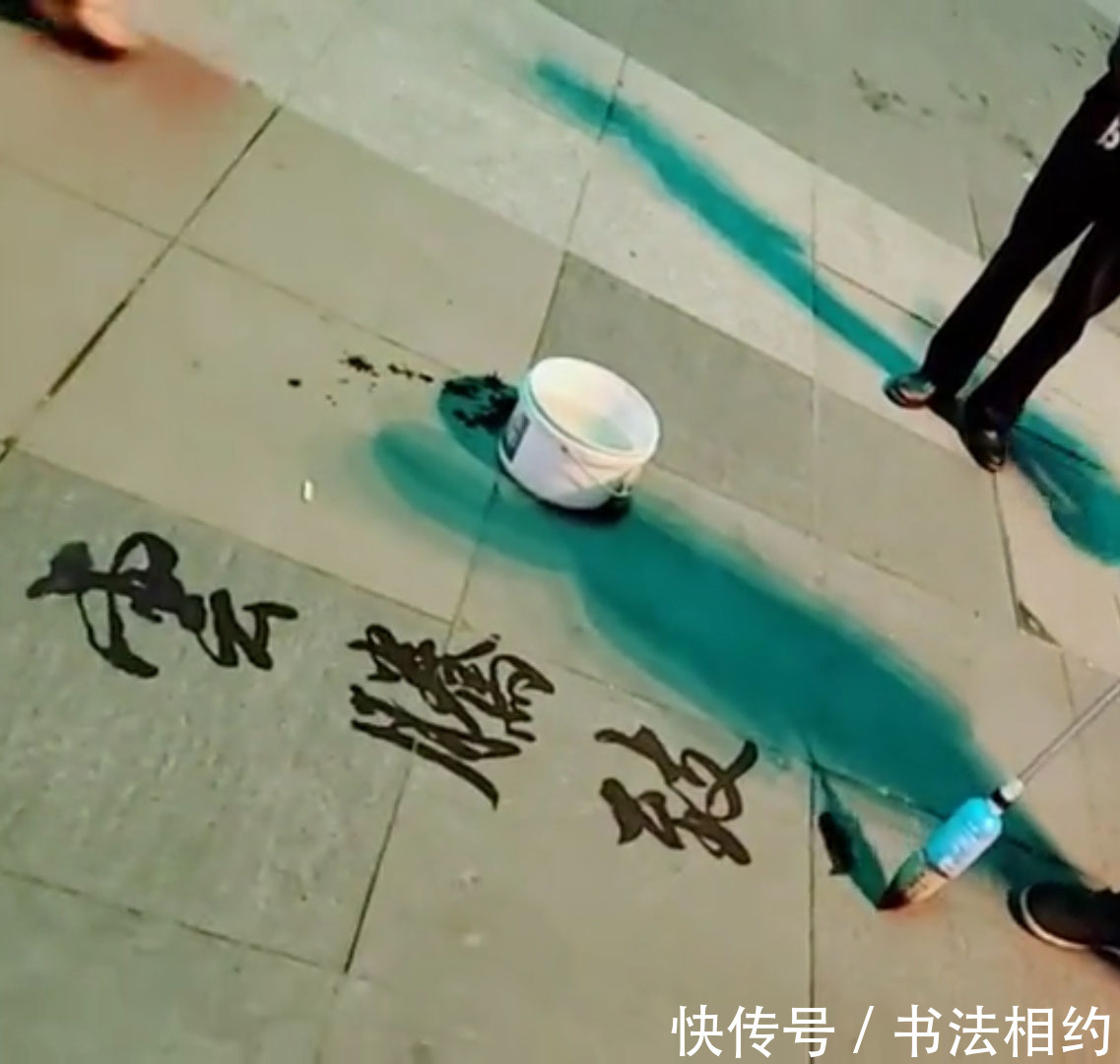 行书@70岁大爷写得一手精湛的书法,楷书险绝,行书王气王风,尴尬了谁