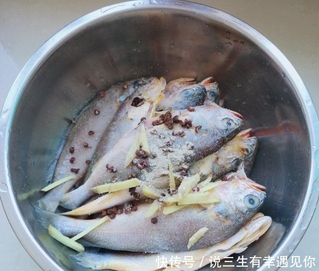 酥掉渣的黄花鱼，做法简单，好吃到光盘