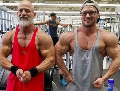 健身房|小伙子健身10多年,与56岁父亲一起站上健美舞台,实力不相上下!