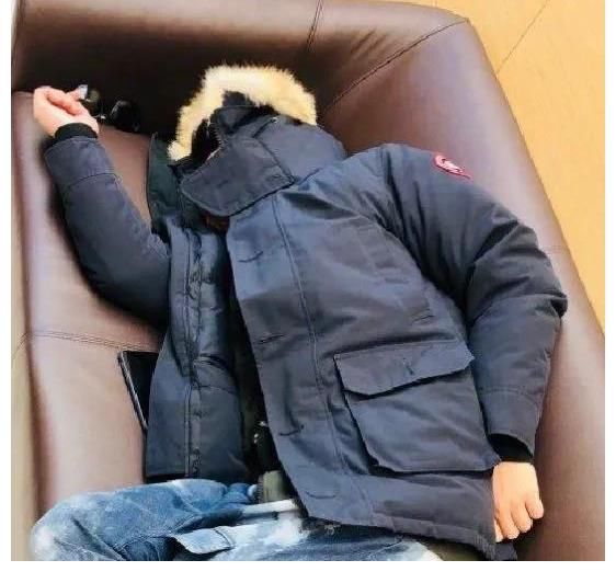 “跑男”成員的睡姿，蔡徐坤席地而睡，李晨搞笑，baby太美了