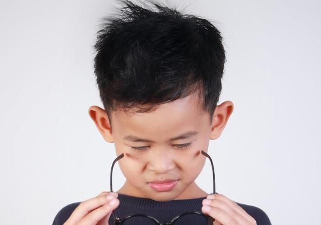 周行涛|5岁半孩子近视1000度,医生查出原因后,家长崩溃!