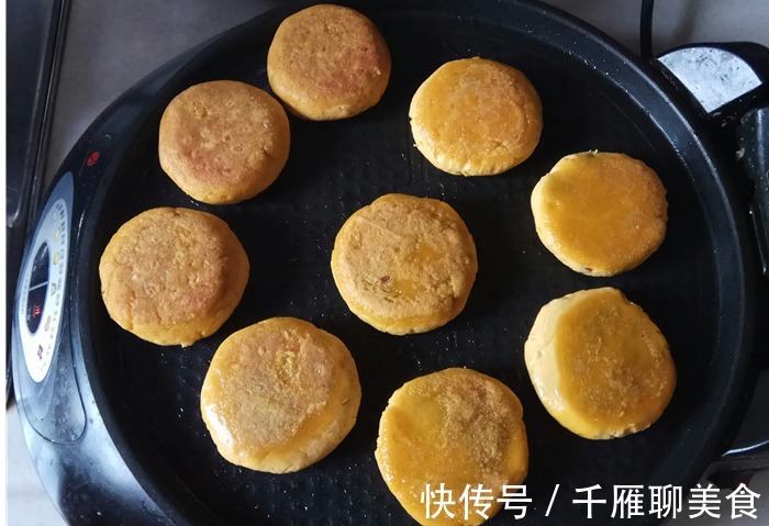 电饼铛|南瓜加上豆沙馅做出来的小饼,个个黄金酥脆,看着都流口水
