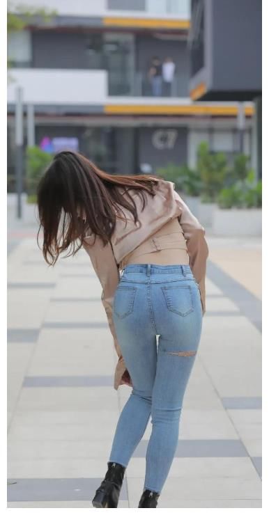 紧身牛仔裤|露脐上衣搭配牛仔裤，时尚优雅，黑色马丁靴，霸气性感