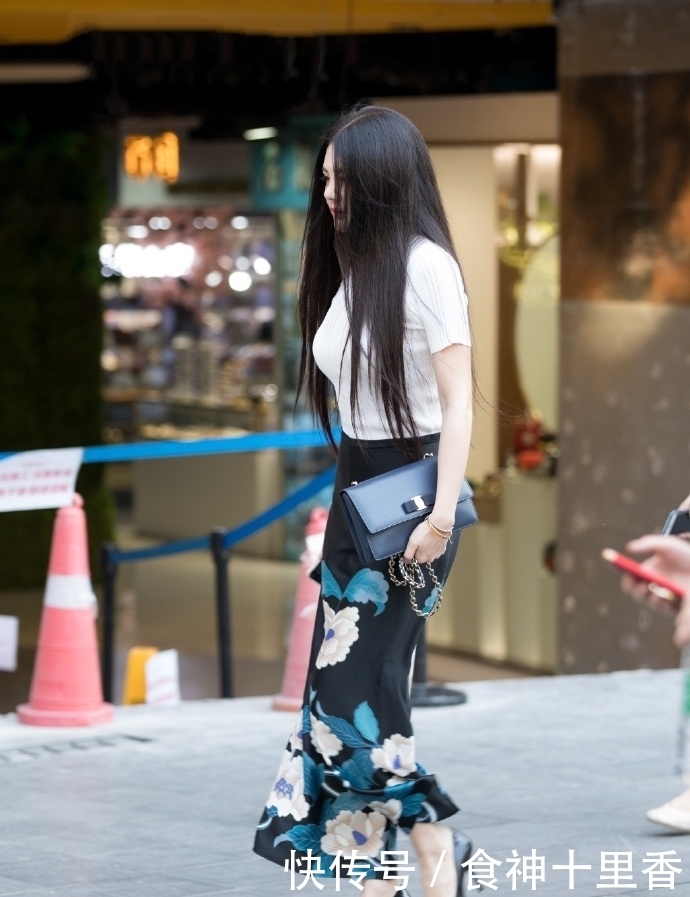 街了个拍丨都市小女人的轻熟风穿搭,很温柔很浪漫