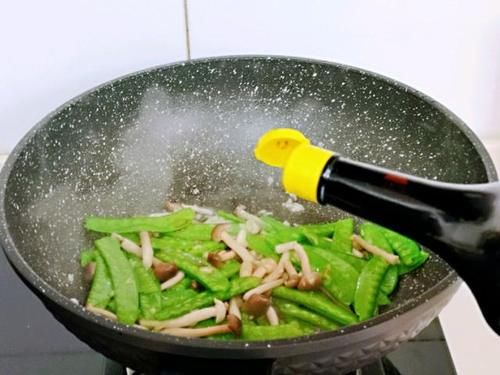  干净之后|荷兰豆和海鲜菇是“天生一对”，炒一炒，味道鲜美超下饭