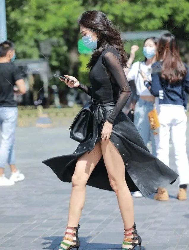 美女 黑色皮质连衣裙,还是搭配高跟鞋好看