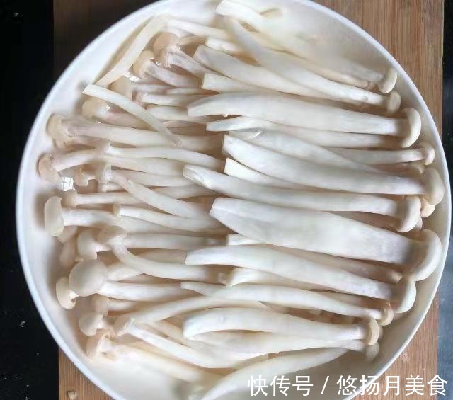 这样做出来的海鲜菇色香味俱全，味道鲜美且营养价值高，清脆爽口！
