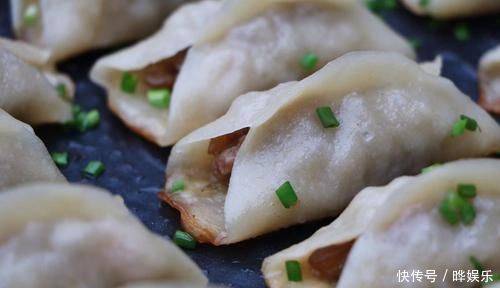 针叶松|茄子最过瘾的吃法,不油炸不用炒,加2斤面粉,一顿3个茄子不够吃