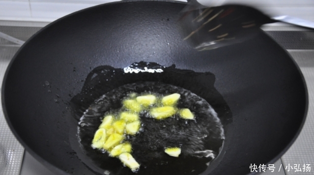 秋冬季节吃白菜,一斤不到三块钱,简单一炒就能上桌