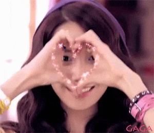 |搞笑GIF: 你们可要为我作证 是那个妹子自己撞过来的