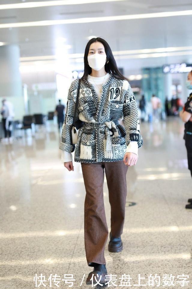 女人少穿西装吧，呆板还容易撞衫！现流行这5件外套，百搭显气质