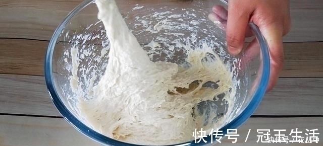 芝麻烧饼这样做真香，不揉不擀面，更不用调油酥，出锅一盘不够吃