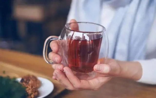 导致身体|女生例假刚结束,四个行为,最好能忍则忍,别等“停经”再后悔