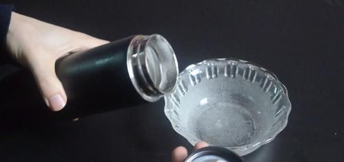 食用碱|保温杯脏了不好洗？教你用一秘招，洗完就和新买的一样干净，很实用