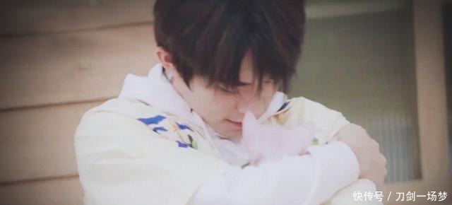 易烊千璽新綜藝定檔,預告中千璽狂擼貓,還叫貓咪“小漂亮”