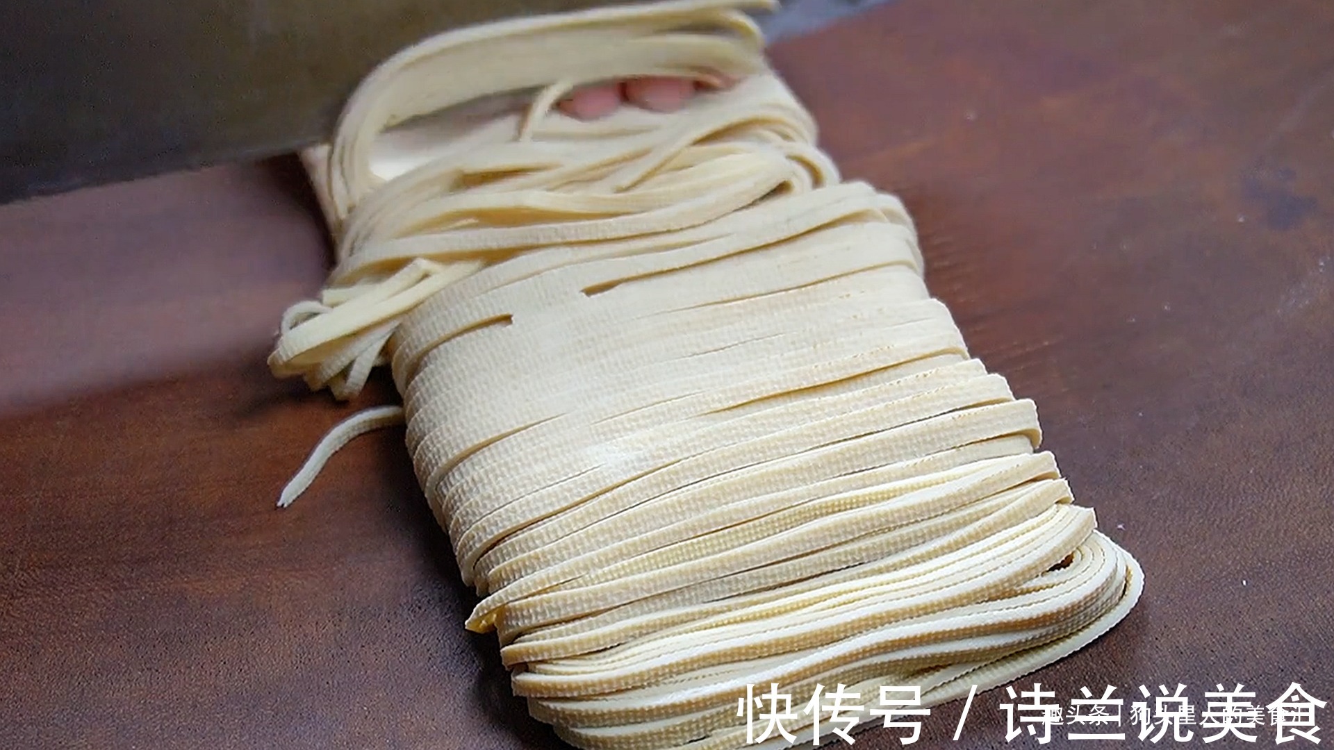 凉拌豆腐皮时,有3种食材缺一不可,筋道好吃无腥味