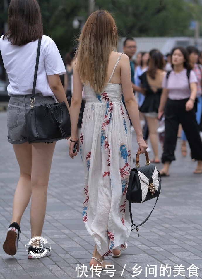 小姐姐一袭吊带长裙,不知迷倒多少路人!