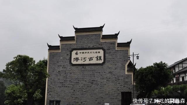 距重庆市区84公里，藏着一座古镇，曾是水陆码头，如今旅游胜地