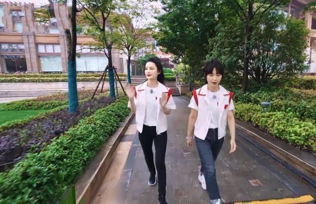 表情纹|李沁参加《跑男》,趁大笑时导演将镜头怼脸,真实颜值一览无余