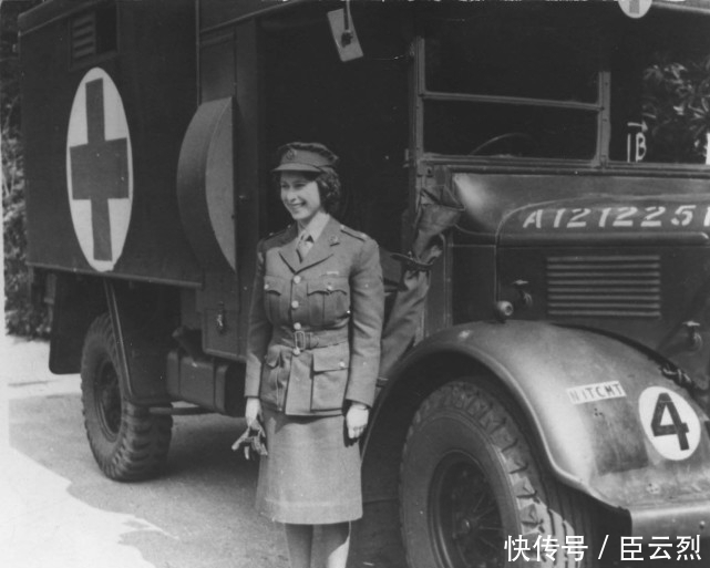 英国女王|曝珍贵图片，没有想到，英国女王伊丽莎白二世曾是一名救护车司机