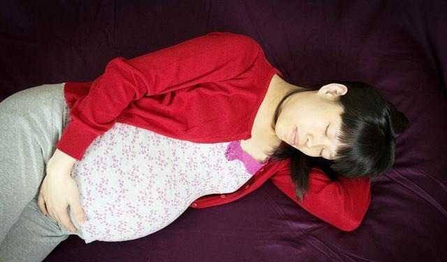 孕期|孕妈睡觉,这两种症状频繁出现,说明胎儿大脑发育好,不用担心