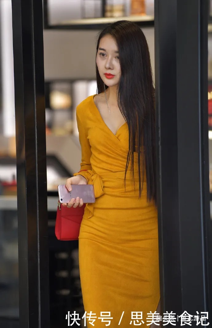 红色高跟鞋|街拍：明黄色v领修身裙搭配鲜红色手提包，时尚大气，简单又大方