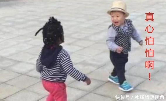 手足无措|3岁宝宝初次见“黑人娃”火了!手足无措大声哭喊妈妈,这是啥