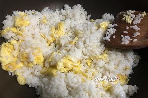 做蛋炒饭时,想要米粒分明,别直接下锅,先做这1步,保证不粘连