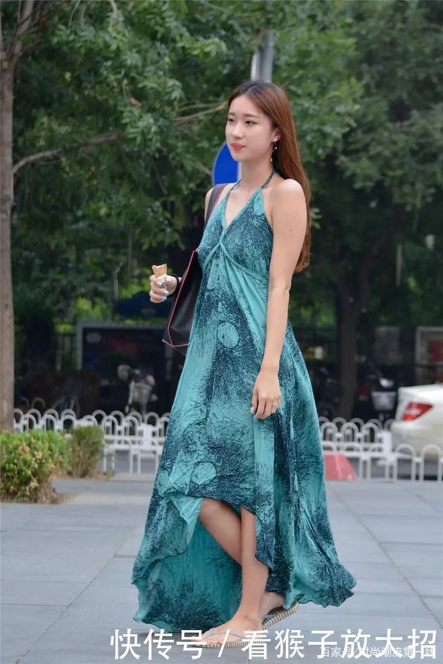 过往的“印花裙”又火了,时尚显瘦又吸睛,年轻女孩争着穿!