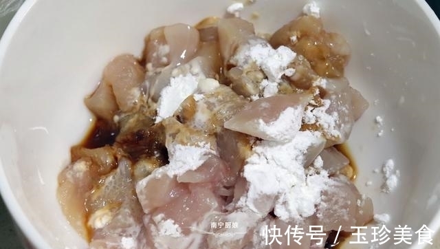 洋葱和鸡肉搭配这样做，特别开胃下饭，吃过一次的人还想吃第二次