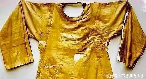 考古队走后小学生捡到龙袍,再次引来考古队,打开后发现开国皇帝