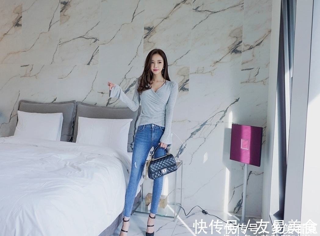 女神 牛仔裤虽然很普通，但是穿在女神身上就变得很美丽，人美就是好