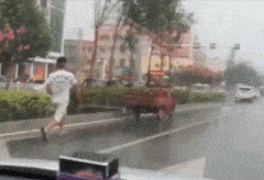 |搞笑GIF：小伙子，你这是看到什么了？笑得这么大声