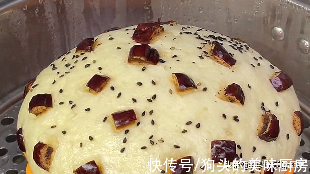 发糕这样做，不用揉面，一搅一蒸就出锅，松软香甜，比面包还好吃