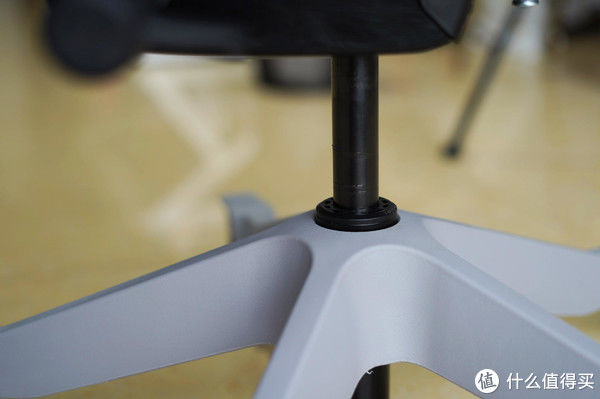 pu|工学椅发展多年 爆款网易严选3D悬挂工学椅带来全局自适应调节