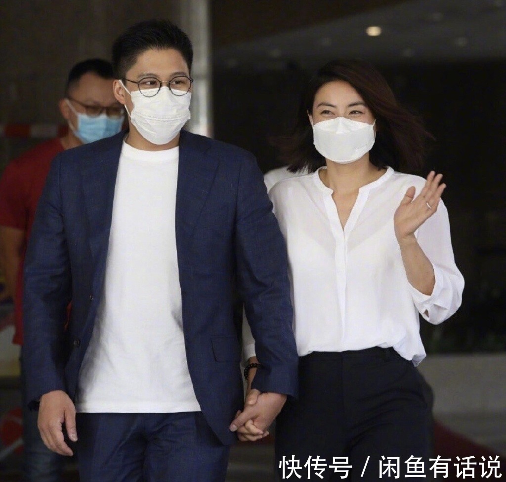 郭晶晶|郭晶晶真没阔太架子,穿“奶奶衫”出席活动,笑出月牙眼好显温柔